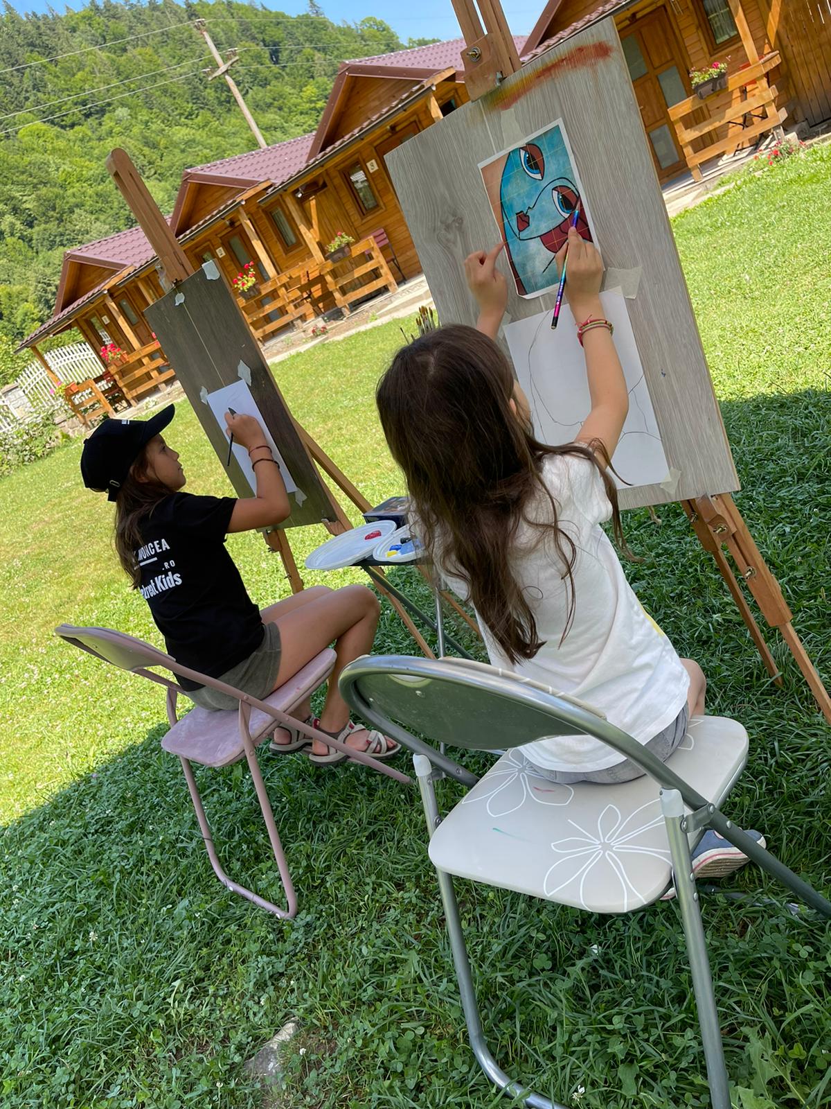 Copii la tabăra creativă ArtRetreat