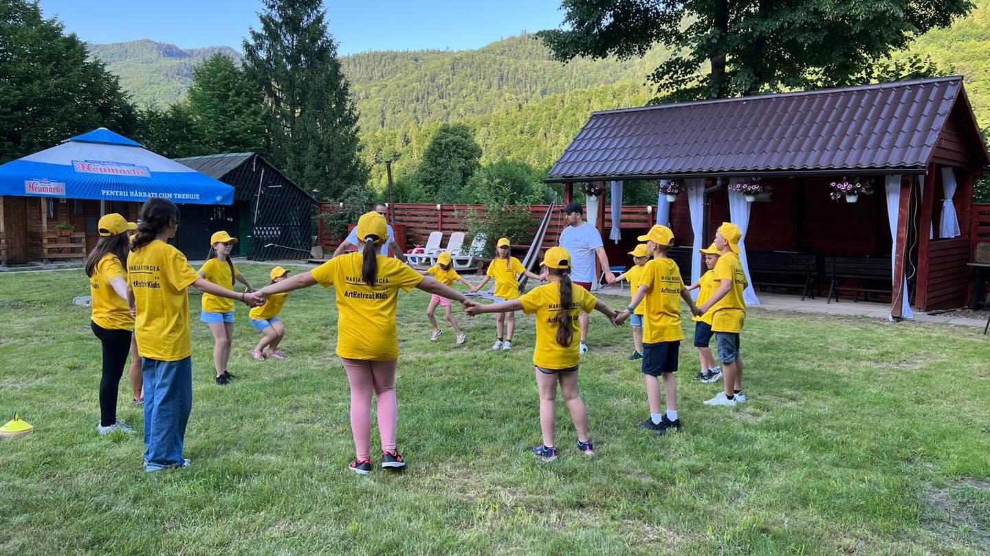 Copii creând împreună la tabăra ArtRetreat