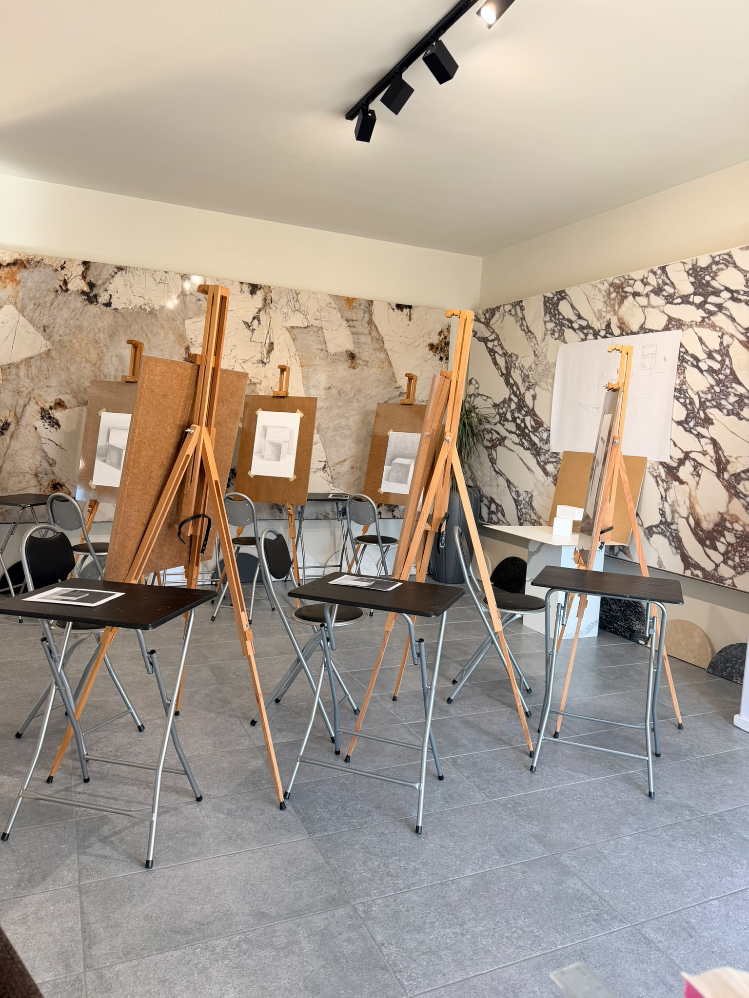 Intrarea în atelierul ArtRetreat de lângă Mall Coresi, Brașov