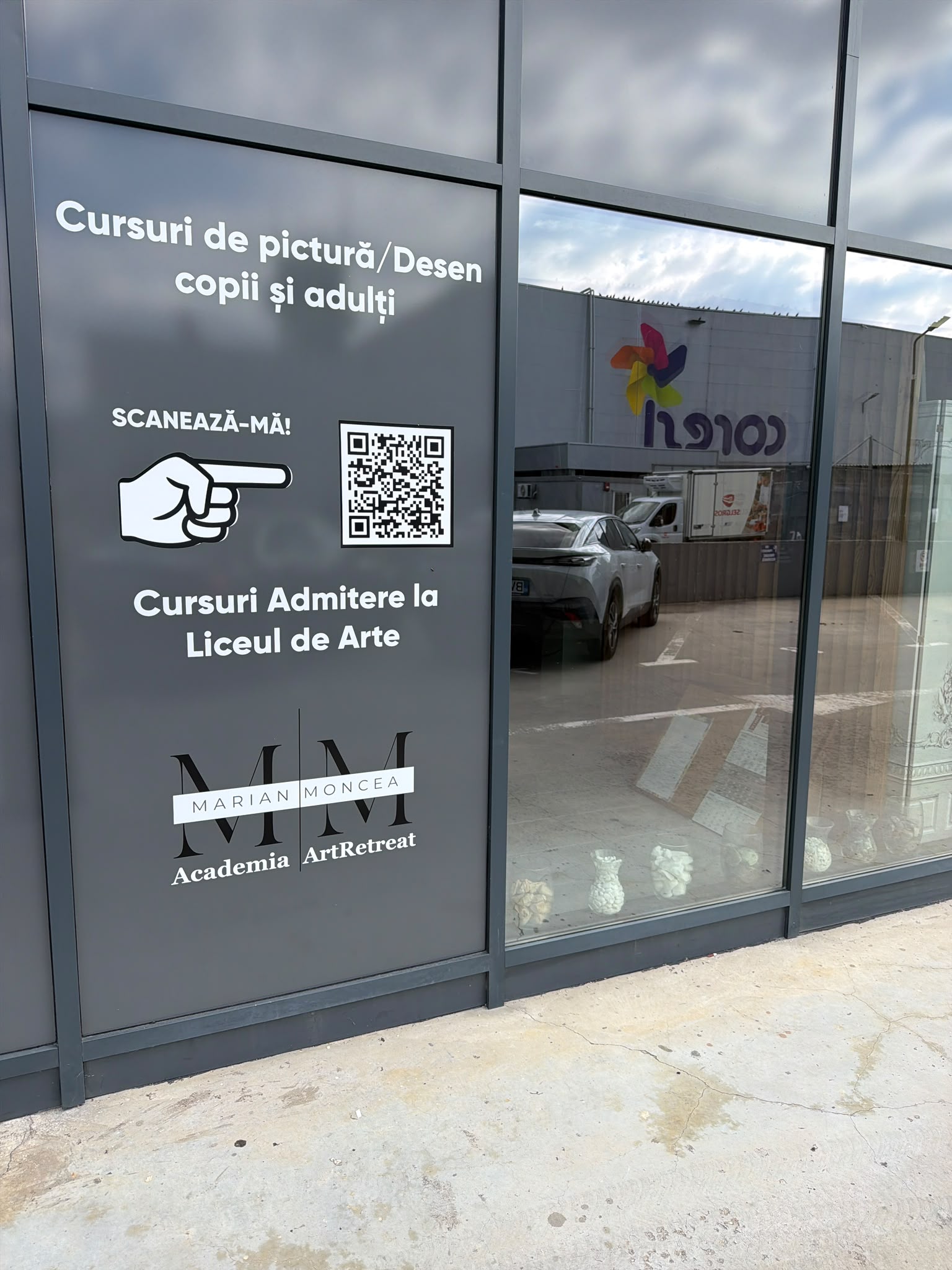 Atelierul de pregătire pentru admiterea la Liceul de Arte din Brașov, cu șevalete pregătite pentru curs
