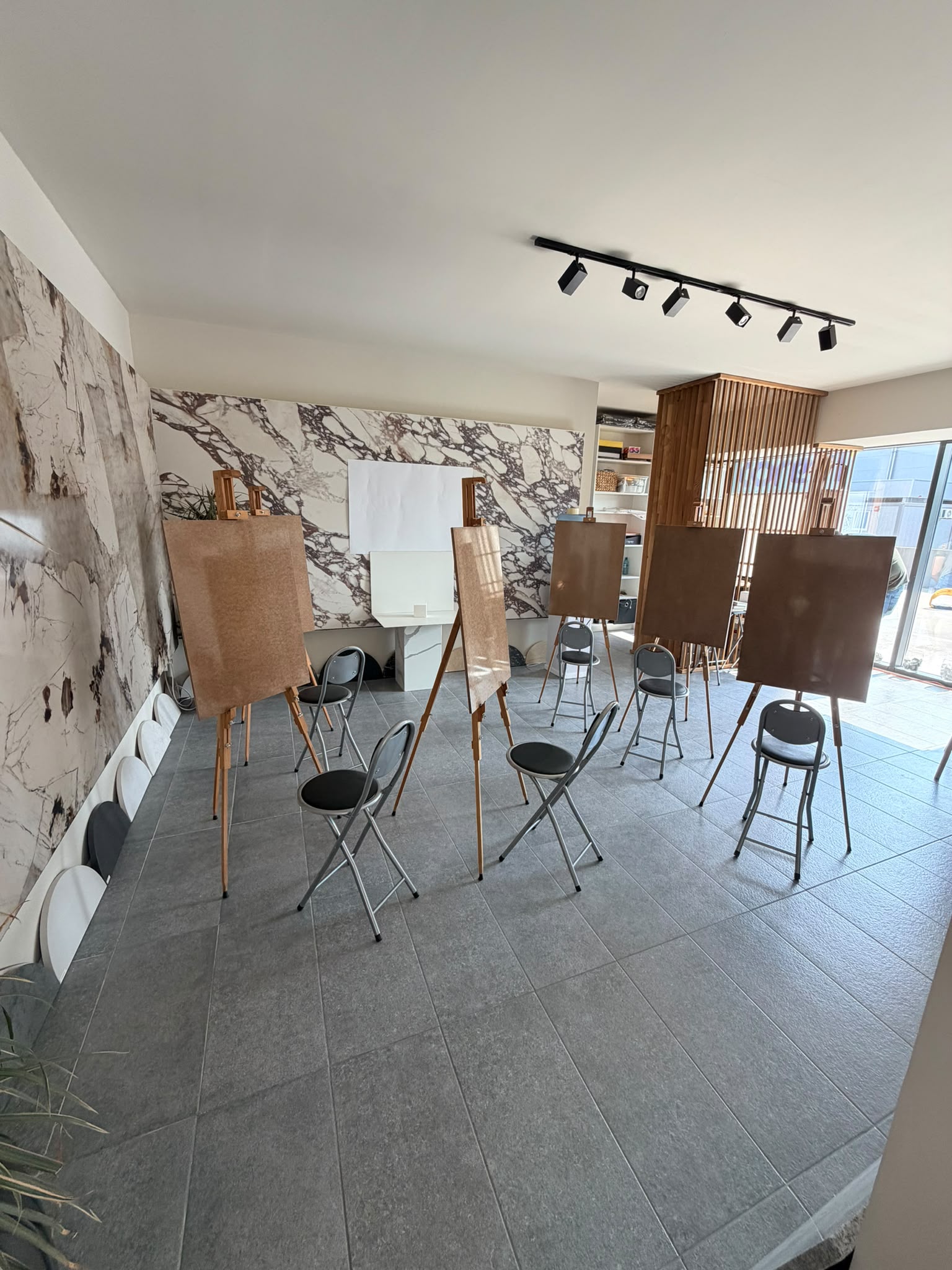 Desene în creion cu corpuri geometrice, lucrări de pregătire pentru admitere, atelier Brașov